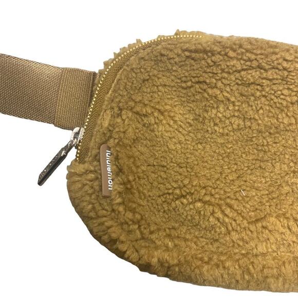 Lululemon Everywhere Belt‎ Bag Fleece Sherpa Burnt Caramel Fanny Pack Purse - Picture 3 of 9